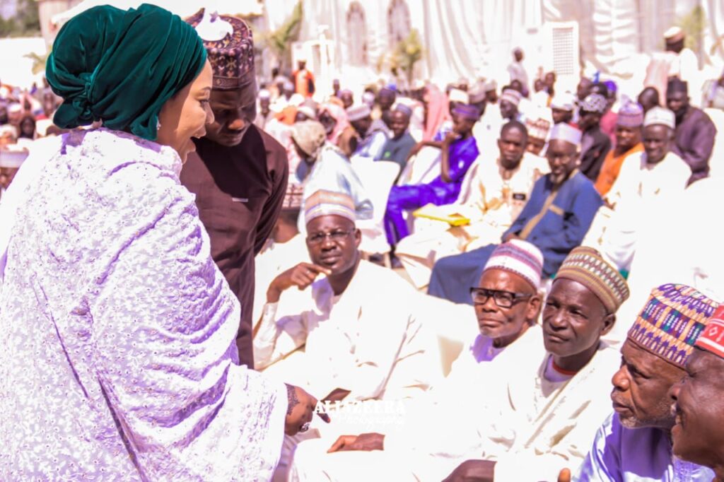 Atiku uncover agric’s sector plan to farmers in Kano.